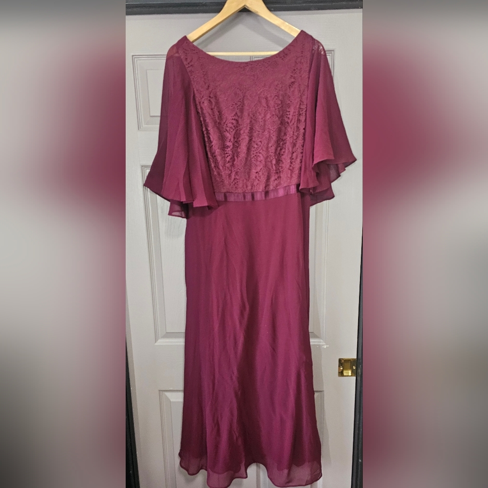 Maroon Evening Gown, lace detail size unknown fits like XL